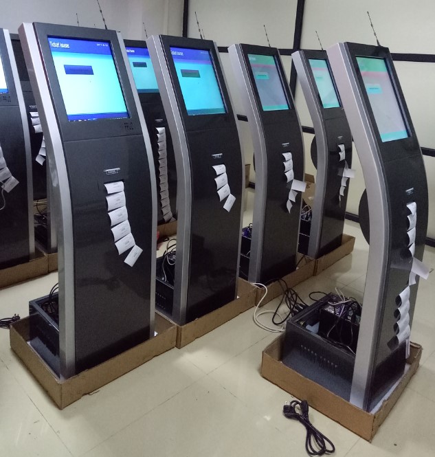 Machine de queue d'IR d'écran tactile de file d'attente de système de billet de nombre symbolique interactif de distributeur