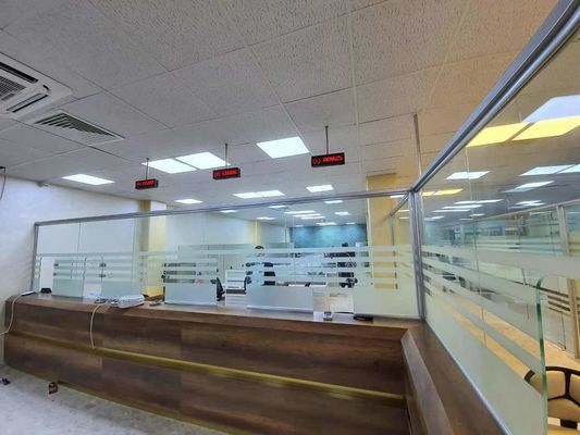 Borne de ticket de file d'attente avec écran tactile et imprimante thermique intégrée pour des solutions de gestion de file d'attente automatiques dans divers environnements professionnels